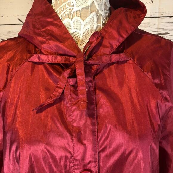 1990s Messages Red Iridescent Hooded Taffeta Belted Coat Made in Hong Kong M - Picture 9 of 13